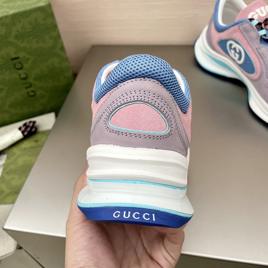 GUCCI RUN Couple's Collection Patchwork Lace-Up Casual SneakerLe design de cet article s'inspire du monde du sport et est réinterprété à travers l'objectif de Gucci avec l'inclusion d'un logo accrocheurLe design épuré de cette chaussure de sport est fabriqué à partir de daim et de maille en tissu et incorpore subtilement une semelle en caoutchouc bicolore et un double G imbriquéLe dessus est fabriqué à partir d'un daim de couleur contrastante avec un arrière et une languette en maille personnalisée. Semelle extérieure et languette en maille spéciale avec logo GUCCI monogramméDoublure en cotonSemelle intérieure en daim avec semelle extérieure en caoutchouc MD ultra-légère de 6 cmSuper légère et s'adapte à une large gamme de pantalonsSporting......Avec un ensemble complet d'emballages d'origineSac à poussièreTailles femme : 35-36-37-38-39-40 ( 41 peut être personnalisé ne prend pas en charge le retour des marchandises) Code hommes : 39-40-41-42-43-44 (45 peut être personnalisé ne prend pas en charge le retour des marchandises) P960-high-fashion factory