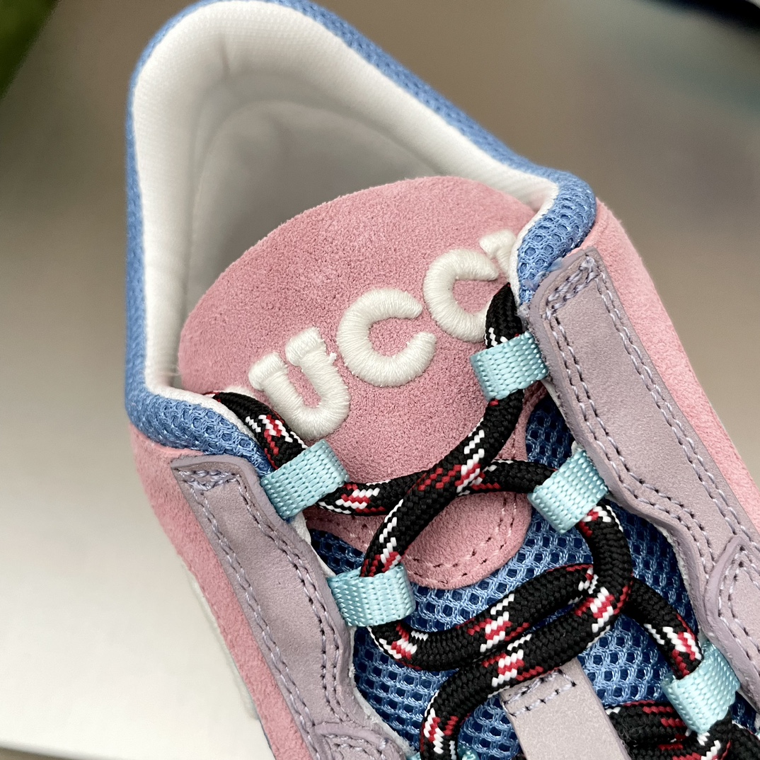 Zapatillas deportivas casuales con cordones de la colección GUCCI RUN para mujerInspirada en el mundo del deporte y reinterpretada a través de la lente de Gucci, esta aerodinámica zapatilla está confeccionada en ante y malla textil con una suela de goma bicolor y detalles de doble G entrelazada. La parte superior está confeccionada en piel de vacuno nobuk de un color a juego con una parte superior de malla personalizada y una lengüeta y suela trasera de algodón con monograma de GUCCI. Forradas con una plantilla acolchada de ante y una suela de goma MD ultraligera de 6 cm, las zapatillas son superligeras y tienen excelentes propiedades envolventes, lo que las convierte en un gran complemento deportivo para una amplia gama de pantalones. ...... viene con un juego completo de embalaje original en caja y una bolsa guardapolvo.Talla de mujer: 35-36-37-38-39-40 (41 se puede personalizar no admite devoluciones)Talla hombre: 39-40-41-42-43-44 (45 puede personalizarse no admite devoluciones)P960