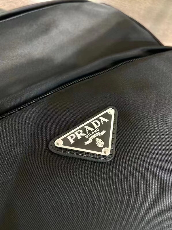 P840 PRADA sac polochon 2VZ104 étiquettes triangulaires 👏👏👏 Marchandises Nylon Bretelles réglables Tissu arrière Poignées en cuir Saffiano Fermeture zippée Deux poches extérieures zippées Doublure en nylon Une poche intérieure zippée et une poche cousue sur la paroi intérieure Longueur 30 x Hauteur 39 x Base 15cm 👍👍👍👍