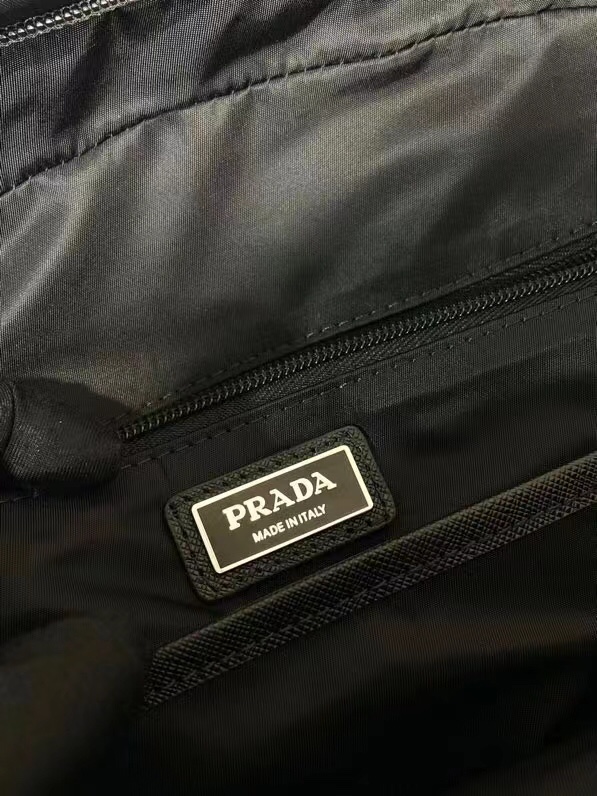 P840 PRADA sac polochon 2VZ104 étiquettes triangulaires 👏👏👏 Marchandises Nylon Bretelles réglables Tissu arrière Poignées en cuir Saffiano Fermeture zippée Deux poches extérieures zippées Doublure en nylon Une poche intérieure zippée et une poche cousue sur la paroi intérieure Longueur 30 x Hauteur 39 x Base 15cm 👍👍👍👍