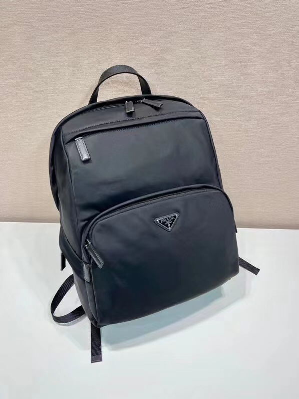 P840 PRADA sac polochon 2VZ104 étiquettes triangulaires 👏👏👏 Marchandises Nylon Bretelles réglables Tissu arrière Poignées en cuir Saffiano Fermeture zippée Deux poches extérieures zippées Doublure en nylon Une poche intérieure zippée et une poche cousue sur la paroi intérieure Longueur 30 x Hauteur 39 x Base 15cm 👍👍👍👍