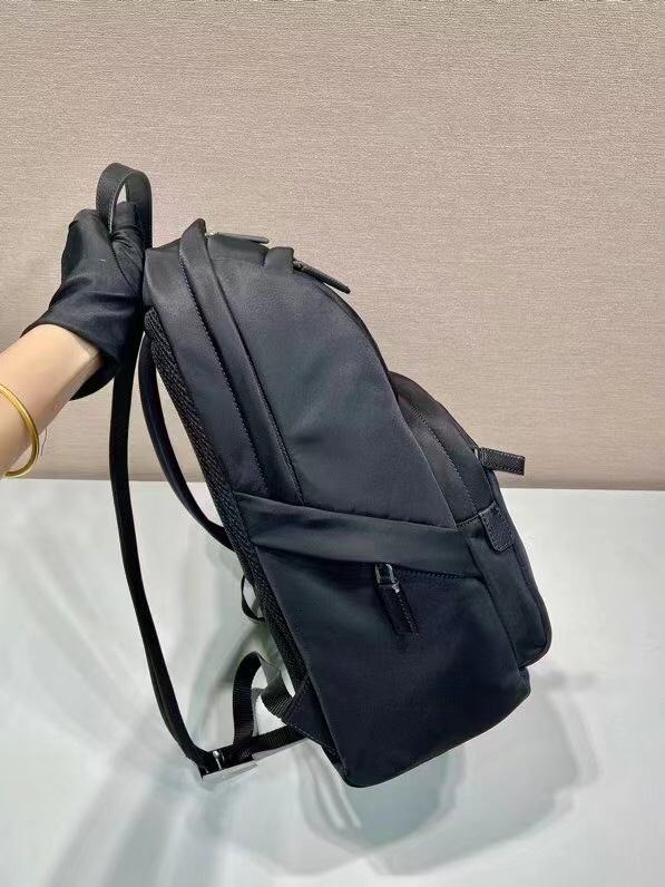 P840 PRADA sac polochon 2VZ104 étiquettes triangulaires 👏👏👏 Marchandises Nylon Bretelles réglables Tissu arrière Poignées en cuir Saffiano Fermeture zippée Deux poches extérieures zippées Doublure en nylon Une poche intérieure zippée et une poche cousue sur la paroi intérieure Longueur 30 x Hauteur 39 x Base 15cm 👍👍👍👍