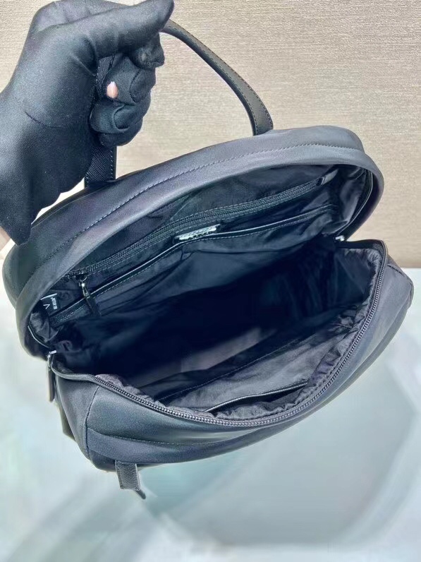 P840 PRADA duffel bag 2VZ104 triangle label 👏👏👏 Goods Nylon Adjustable straps Back fabric Saffiano leather carry handles Zippered closure Two zippered outside pockets Nylon lining One zippered inside pocket and one pocket stitched to the inside wall Length 30 x Height 39 x Bottom 15cm 👍👍👍👍