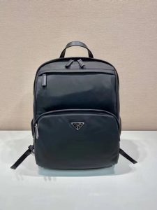 P840 PRADA duffel bag 2VZ104 triangle label 👏👏👏 Goods Nylon Adjustable straps Back fabric Saffiano leather carry handles Zippered closure Two zippered outside pockets Nylon lining One zippered inside pocket and one pocket stitched to the inside wall Length 30 x Height 39 x Bottom 15cm 👍👍👍👍