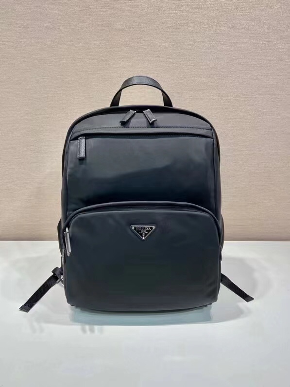 P840 PRADA sac polochon 2VZ104 étiquettes triangulaires 👏👏👏 Marchandises Nylon Bretelles réglables Tissu arrière Poignées en cuir Saffiano Fermeture zippée Deux poches extérieures zippées Doublure en nylon Une poche intérieure zippée et une poche cousue sur la paroi intérieure Longueur 30 x Hauteur 39 x Base 15cm 👍👍👍👍