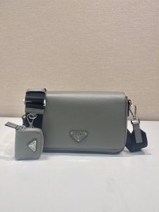 P960 2VD059Esta bolsa de ombro é feita de couro SaffianoFlap de ombro com fecho magnéticoAlça de ombro ajustável e destacável em nylonBolsa destacável em couro SaffianoSimples e arejadoElegante no corpoA bolsa tem mais L22xH14.5xBottom 5cm👏👏👏👏👏👏.