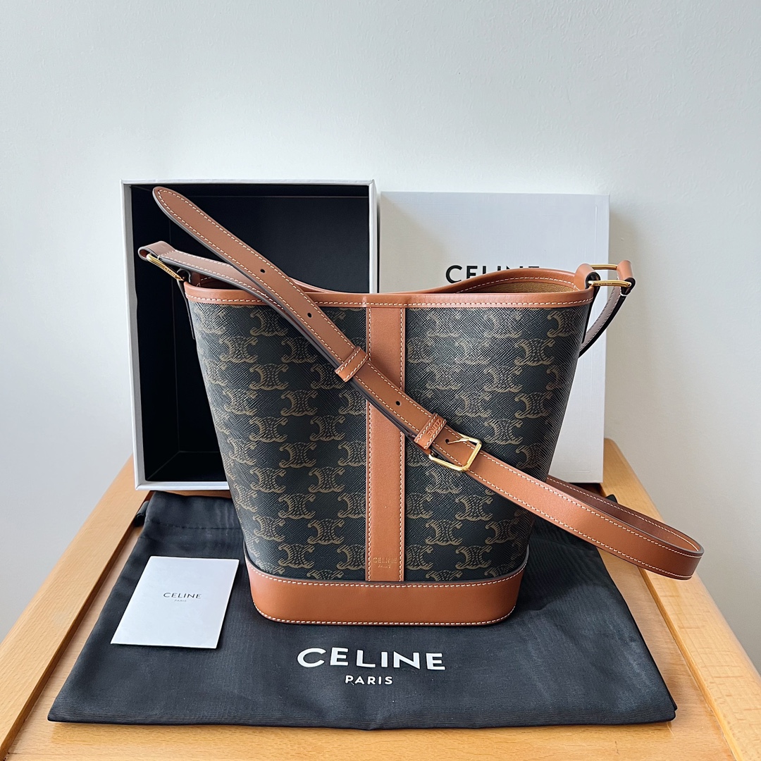 CELINE 🔍更新版不锈钢五金 logo更清晰
颜值爆表老花系💢包身图案由凯旋门扣标志为主 包边由棕色牛皮围绕打造复古元素复古色系冬天配大衣再适合不过了 容量大 自重轻耐磨 防水 不易刮花 🔺
款号：191442
尺寸：22−26−13(配原版盒子)-高仿包包