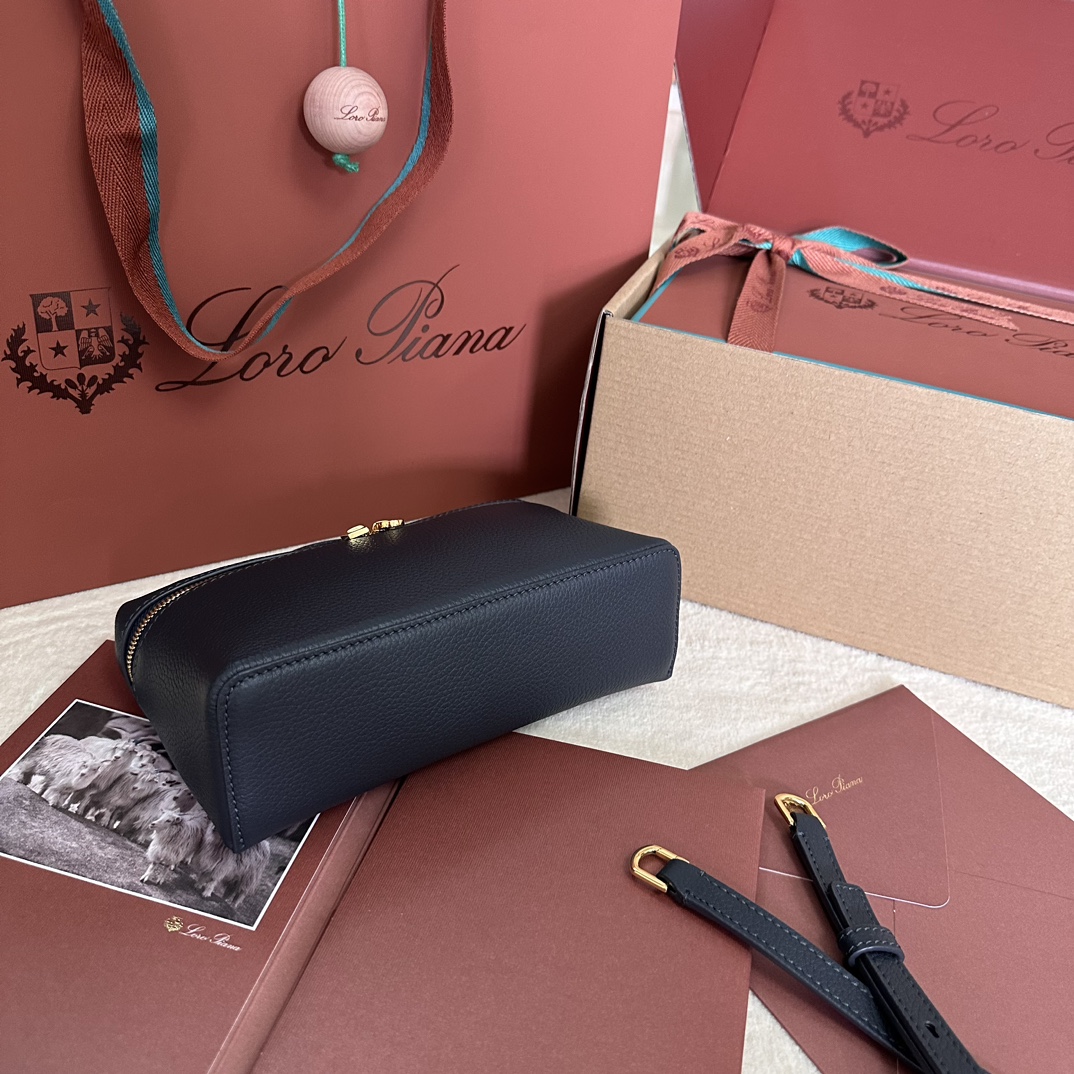 👠Loro pianaExtra Pocket L19 Clutch Bagカラー：Deep Treasure Blueバターソフトカーフレザーを使用した大きく開くポーチ。取り外し可能なショルダーストラップ付き。高さ:11cm幅:19cm奥行:6.5cm※手作業による採寸のため、若干の誤差はご了承くださいレザーハンドル2WAYファスナー開閉マイチャームオーナメント本体素材:100% カウレザー裏地:100% シープレザー-ハイフェイクバッグ