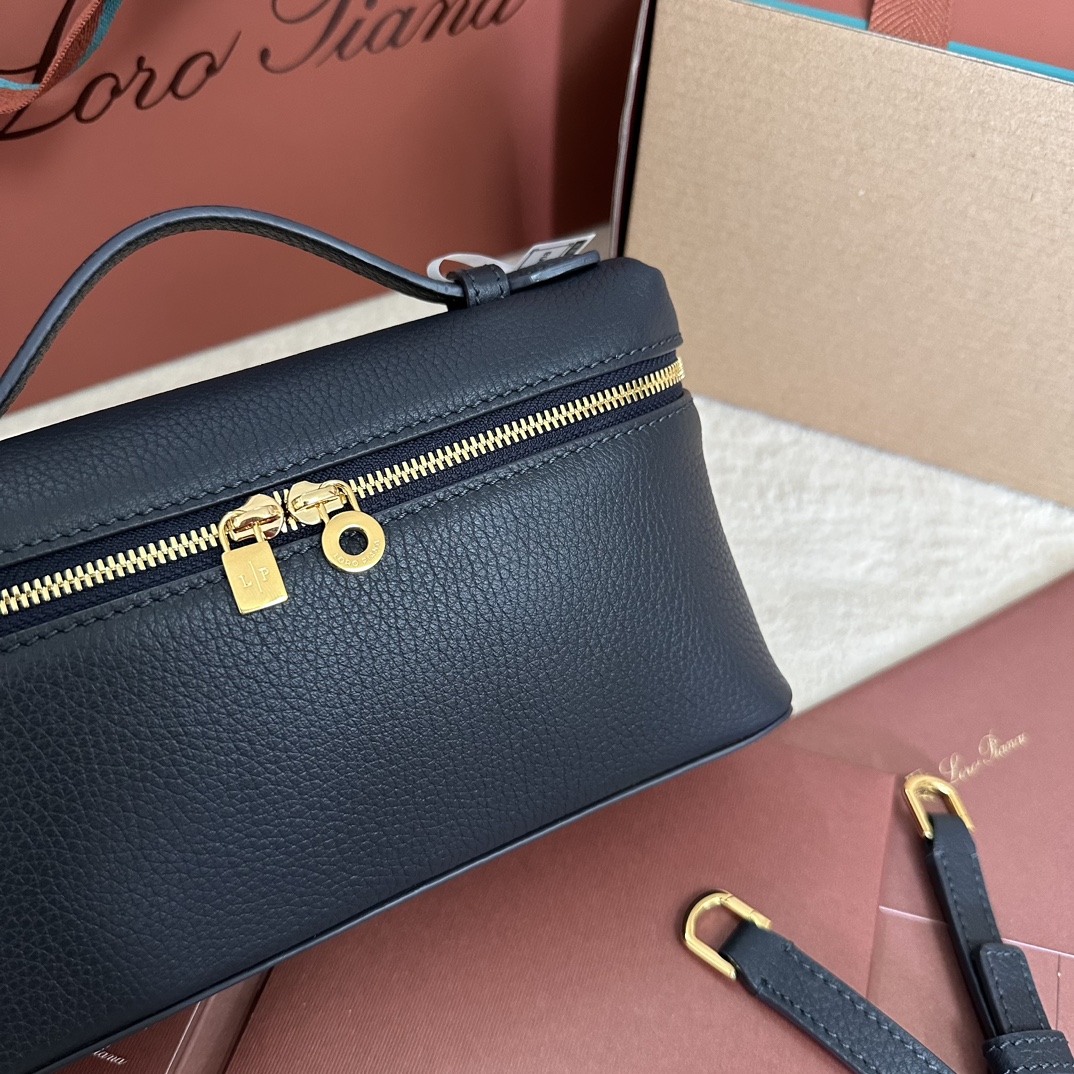 💰1160Loro pianaExtra Pocket L19 Clutch BagColor : Deep Treasure BlueLa pochette à large ouverture est réalisée en cuir de veau doux comme du beurre. Une bandoulière amovible est incluse pour créer un mini sac polyvalent. Hauteur:11cmLargeur:19cmProfondeur:6,5cm*La taille est mesurée à la main, veuillez comprendre qu'il y a une légère erreur Poignées en cuir avec fermeture à glissière à double sens, avec ornement MyCharmsMatériau du corps:100% cuir de vacheDoublure:100% cuir de mouton-Haut Faux Factory