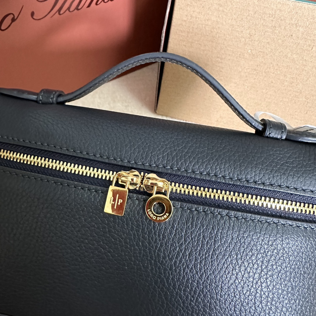 💰1160Loro pianaExtra Pocket L19 Clutch BagColor : Deep Treasure BlueLa pochette à large ouverture est réalisée en cuir de veau doux comme du beurre. Une bandoulière amovible est incluse pour créer un mini sac polyvalent. Hauteur:11cmLargeur:19cmProfondeur:6,5cm*La taille est mesurée à la main, veuillez comprendre qu'il y a une légère erreur Poignées en cuir avec fermeture à glissière à double sens, avec ornement MyCharmsMatériau du corps:100% cuir de vacheDoublure:100% cuir de mouton-Haut Faux Factory