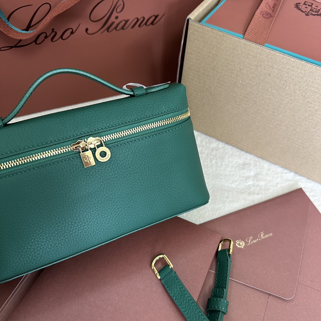 💰1160Loro pianaExtra Pocket L19 Clutch Calfskin / Item: FA8393Color: Cold IndigoProduct DetailsWide-opening pouch crafted from butter-soft calfskin. A detachable shoulder strap is included to create a versatile mini bag. Height:11cmWidth:19cmDepth:6.5cm*Size is measured by hand, if there is a slight error, please understandLeather handles with two-way zipper closure, with MyCharms ornamentBody Material:100% Cow LeatherLining:100% Sheep Leather-High Faux Factory