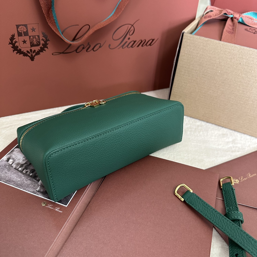 💰1160Loro pianaExtra Pocket L19 Clutch Calfskin / Item: FA8393Color: Cold IndigoProduct DetailsWide-opening pouch crafted from butter-soft calfskin. A detachable shoulder strap is included to create a versatile mini bag. Height:11cmWidth:19cmDepth:6.5cm*Size is measured by hand, if there is a slight error, please understandLeather handles with two-way zipper closure, with MyCharms ornamentBody Material:100% Cow LeatherLining:100% Sheep Leather-High Faux Factory