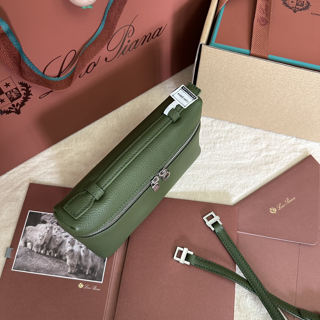 Image[4]-💰1160Loro pianaExtra Pocket L19 Clutch Bag Calfskin/Item:FAI8393Cor: lichen greenDetalhes do ProdutoBolsa de abertura larga feita de couro de bezerro macio e amanteigado. Inclui uma alça de ombro amovível para criar uma mini-saco versátil. Altura:11cmLargura:19cmProfundidade:6,5cm*O tamanho é medido à mão, por favor, compreenda se houver um ligeiro erroPuxadores em peleFecho com fecho de correr de duas vias com ornamento MyCharmsMaterial do corpo:100% Couro de vacaRevestimento:100% Couro de ovelha-Sacos de alta qualidade