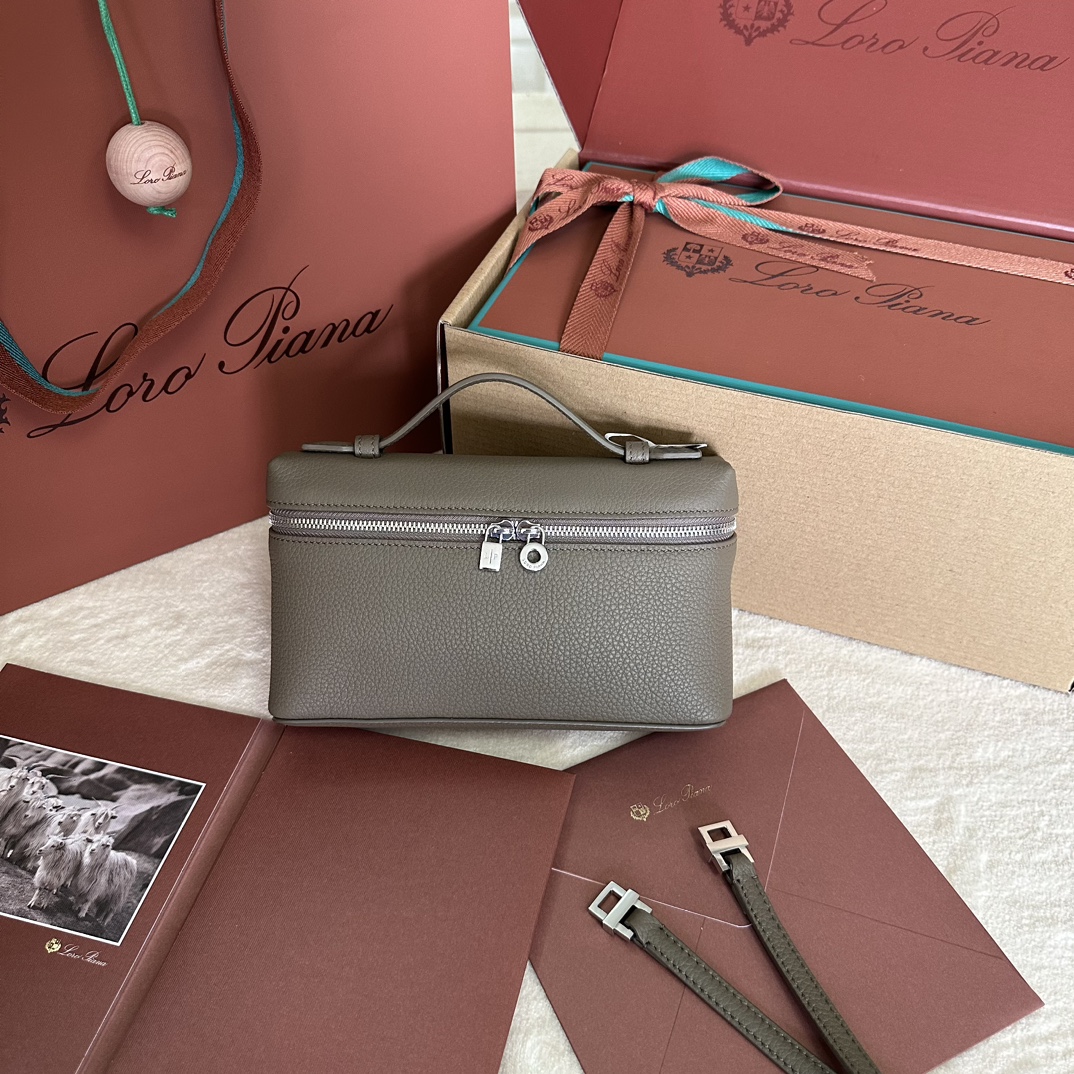 💰1160Loro pianaExtra Pocket L19 Clutch Bag Calfskin / Item No.:FAI8393Color: BrownProduct DetailsWide-opening pouch is made of buttery-soft calfskin. A detachable shoulder strap is included to create a versatile mini bag. Height:11cmWidth:19cmDepth:6.5cm*Size is measured by hand, if there is a slight error, please understandLeather handles with two-way zipper closure, with MyCharms ornamentBody Material:100% Cow LeatherLining:100% Sheep Leather-High Faux Bags