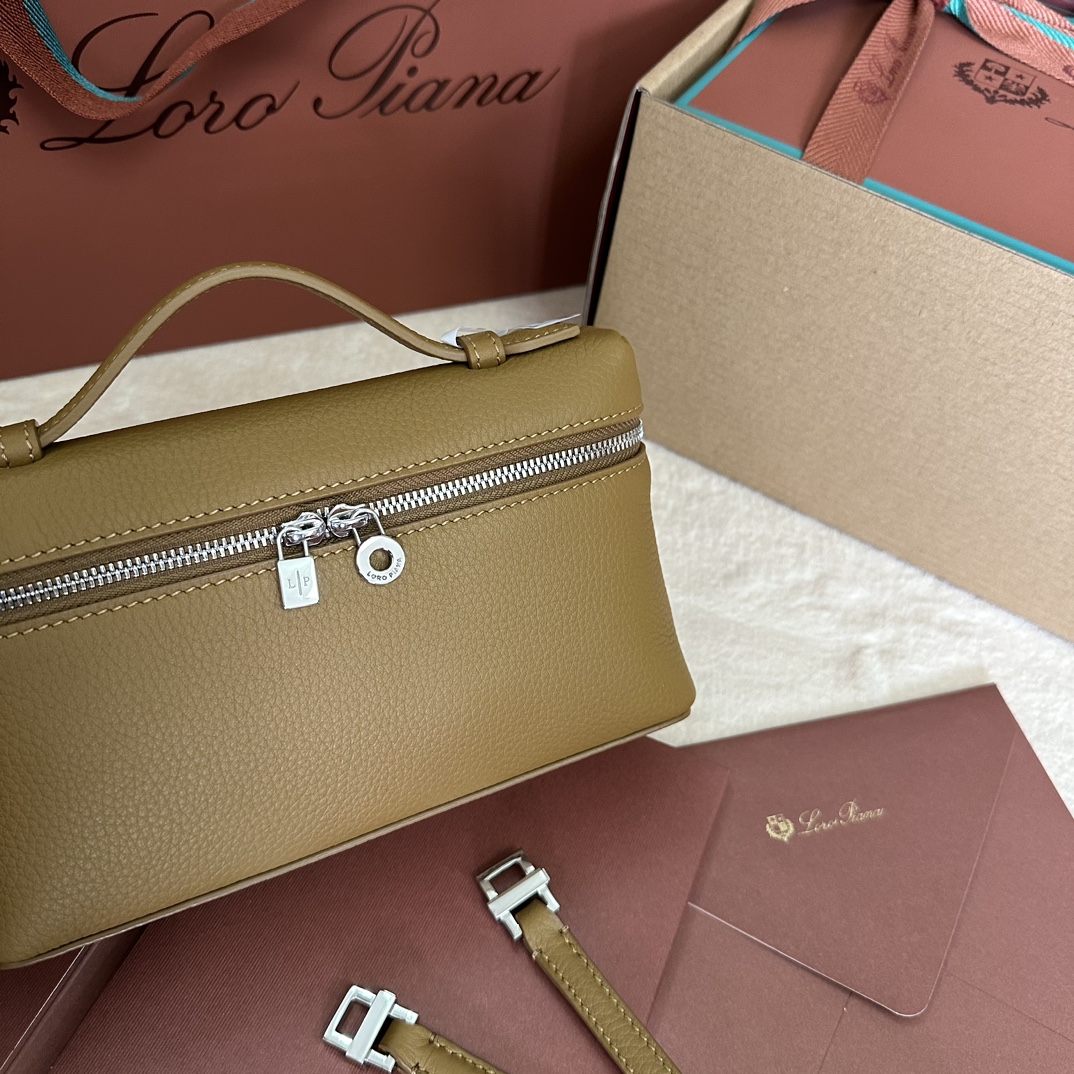 💰1160Loro pianaExtra Pocket L19 Clutch Color: Jungle Brown The wide-opening pouch is crafted from butter-soft calf leather. A detachable shoulder strap is included to create a versatile mini bag. Height:11cmWidth:19cmDepth:6.5cm*Size is measured by hand, if there is a slight error, please understandLeather handles with two-way zipper closure, with MyCharms ornamentBody Material:100% Cow LeatherLining:100% Sheep Leather-High Faux Factory