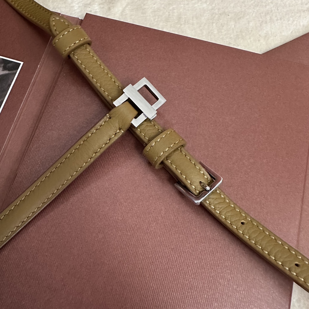 💰1160Loro pianaExtra Pocket L19 Clutch Color: Jungle Brown The wide-opening pouch is crafted from butter-soft calf leather. A detachable shoulder strap is included to create a versatile mini bag. Height:11cmWidth:19cmDepth:6.5cm*Size is measured by hand, if there is a slight error, please understandLeather handles with two-way zipper closure, with MyCharms ornamentBody Material:100% Cow LeatherLining:100% Sheep Leather-High Faux Factory