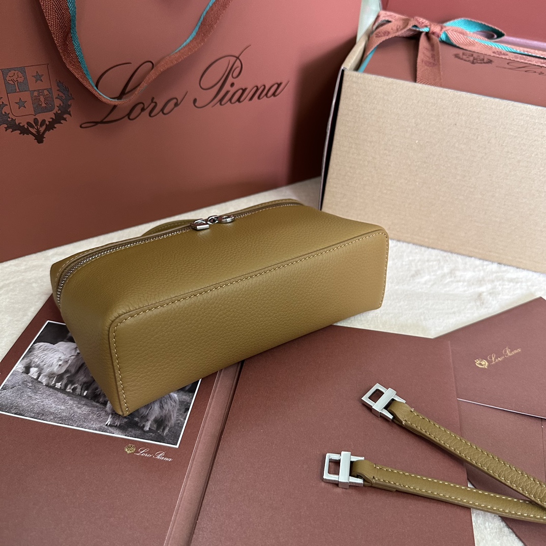 👠Loro pianaExtra Pocket L19 Clutch Bagカラー：Deep Treasure Blueバターソフトカーフレザーを使用した大きく開くポーチ。取り外し可能なショルダーストラップ付き。高さ:11cm幅:19cm奥行:6.5cm※手作業による採寸のため、若干の誤差はご了承くださいレザーハンドル2WAYファスナー開閉マイチャームオーナメント本体素材:100% カウレザー裏地:100% シープレザー-ハイフェイクバッグ