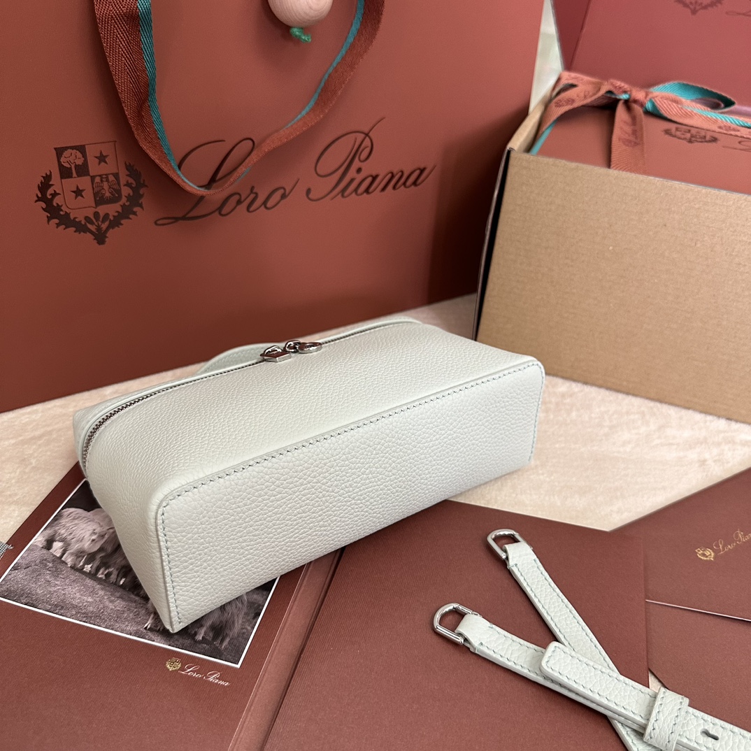 💰1160Loro pianaExtra Pocket L19 Clutch Bag Calfskin / Item: FA8393Colour: Cold IndigoDetalhes do produtoBolsa de abertura ampla confeccionada em pele de bezerro macia e amanteigada. Inclui uma alça de ombro amovível para criar uma mini bolsa versátil. Altura:11cmLargura:19cmProfundidade:6,5cm*O tamanho é medido à mão, por favor, compreenda se houver um ligeiro erro Pegas em pele com fecho de correr de duas vias, com acessórios MyCharmsMaterial do corpo:100% Pele de vacaRevestimento:100% Pele de ovelha-Fábrica de alta qualidade