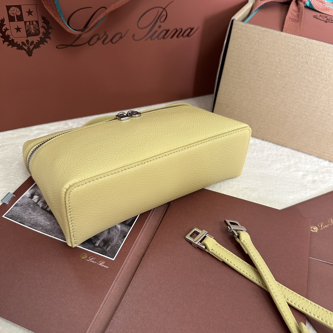 💰1160Loro pianaExtra Pocket L19 Clutch Calfskin / Item: FA8393Color: Cold IndigoProduct DetailsWide-opening pouch crafted from butter-soft calfskin. A detachable shoulder strap is included to create a versatile mini bag. Height:11cmWidth:19cmDepth:6.5cm*Size is measured by hand, if there is a slight error, please understandLeather handles with two-way zipper closure, with MyCharms ornamentBody Material:100% Cow LeatherLining:100% Sheep Leather-High Faux Factory