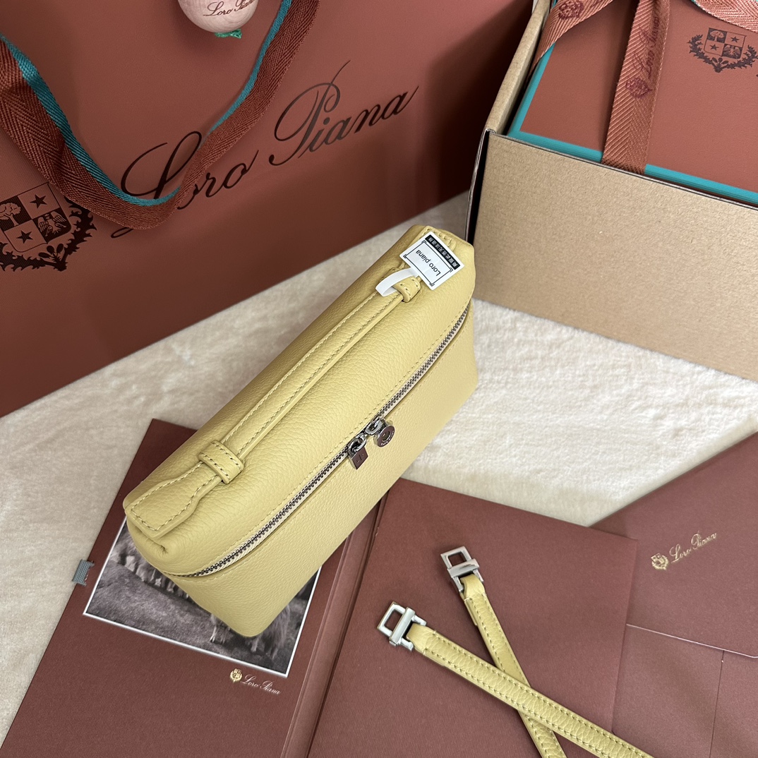 💰1160Loro pianaExtra Pocket L19 Clutch Calfskin / Item: FA8393Color: Cold IndigoProduct DetailsWide-opening pouch crafted from butter-soft calfskin. A detachable shoulder strap is included to create a versatile mini bag. Height:11cmWidth:19cmDepth:6.5cm*Size is measured by hand, if there is a slight error, please understandLeather handles with two-way zipper closure, with MyCharms ornamentBody Material:100% Cow LeatherLining:100% Sheep Leather-High Faux Factory