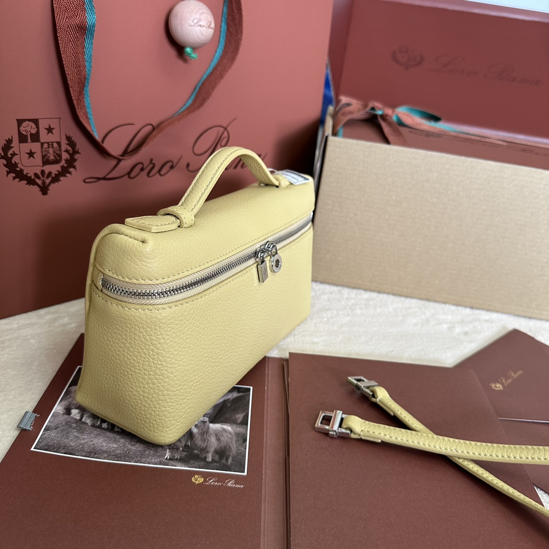 💰1160Loro pianaExtra Pocket L19 Clutch Calfskin / Item: FA8393Color: Cold IndigoProduct DetailsWide-opening pouch crafted from butter-soft calfskin. A detachable shoulder strap is included to create a versatile mini bag. Height:11cmWidth:19cmDepth:6.5cm*Size is measured by hand, if there is a slight error, please understandLeather handles with two-way zipper closure, with MyCharms ornamentBody Material:100% Cow LeatherLining:100% Sheep Leather-High Faux Factory