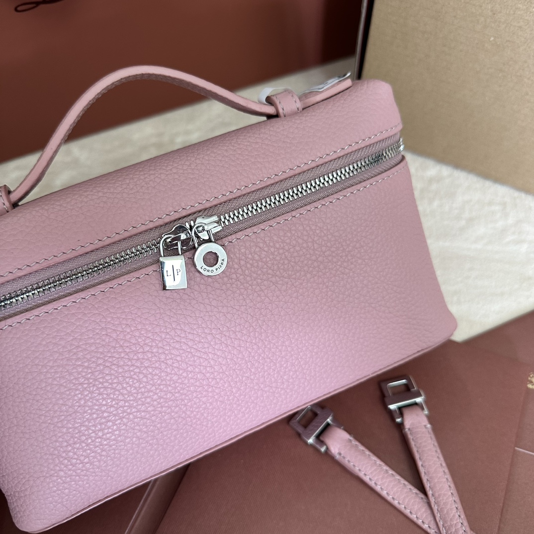 Image[6]-💰1160Loro pianaExtra Pocket L19 Clutch Bag Calfskin/Item:FAI8393Colour:Rough Flower PotTaupe Product DetailsPochette à ouverture latérale conçue en cuir de veau doux comme du beurre. Une bandoulière détachable est incluse pour créer un mini sac polyvalent. Hauteur:11cmLargeur:19cmProfondeur:6.5cm*Les dimensions sont mesurées à la main, veuillez comprendre s'il y a une légère erreur Poignées en cuirFermeture à glissière à double sens avec accessoires MyCharmsMatériau du corps:100% cuir de vacheDoublure:100% cuir de mouton-Hauts sacs de luxe