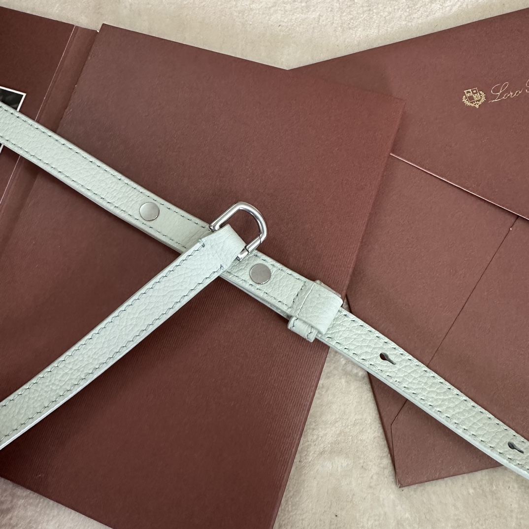 Image [8]-💰1280Loro piana Extra Pocket L27 Clutch Bag Calfskin / Item : FAI8511 ¥ 46,500Couleur : Light Light OrchidTaille : even Détails du produit Fabriquée en cuir de veau tambouriné avec une bandoulière, cette pochette à large ouverture est un mini sac polyvalent. Hauteur : 16 cm Largeur : 27 cm Profondeur : 10 cm * La taille est mesurée à la main, s'il y a une légère erreur, veuillez comprendre les poignées en cuir Fermeture éclair avec double tête de fermeture éclair et breloque My Charms Matière du corps : 100% Cuir de vache Doublure : 100% Cuir de mouton-Hauts Sacs Faux