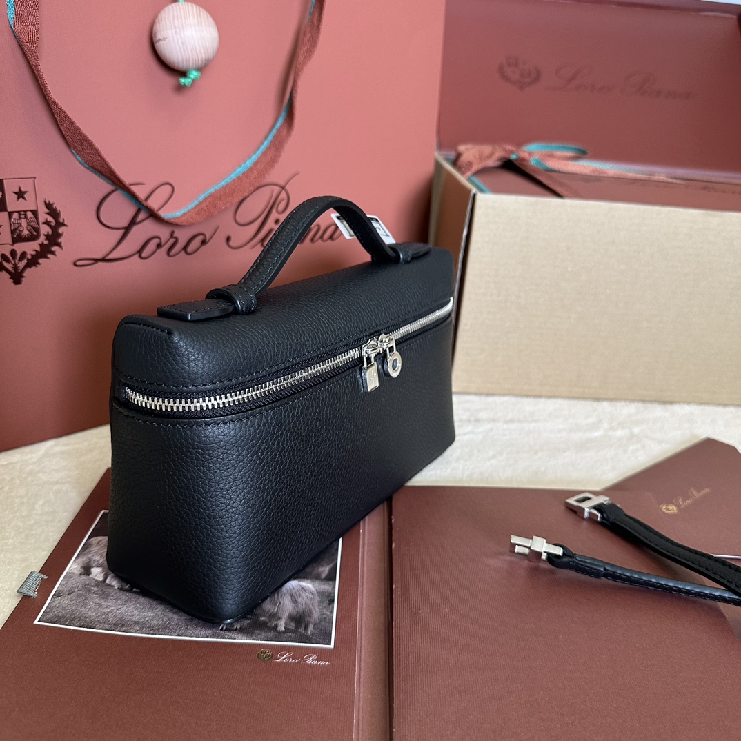 图片[3]-💰1160
Loro piana
Extra Pocket L19手拿包
小牛皮/货号:FAI8393
颜色：黑色
产品详情
宽开口小袋采用如黄油般柔软的小牛皮打造。随附可拆卸肩带，可打造出百搭迷你包袋。高度:11厘米宽度:19厘米深度:6.5厘米
*尺寸为手工测量，若有少许误差，敬请谅解皮革手柄
双向拉链开合，搭配MyCharms饰物主体材质:100%牛皮革里料:100%羊皮革-高仿包包