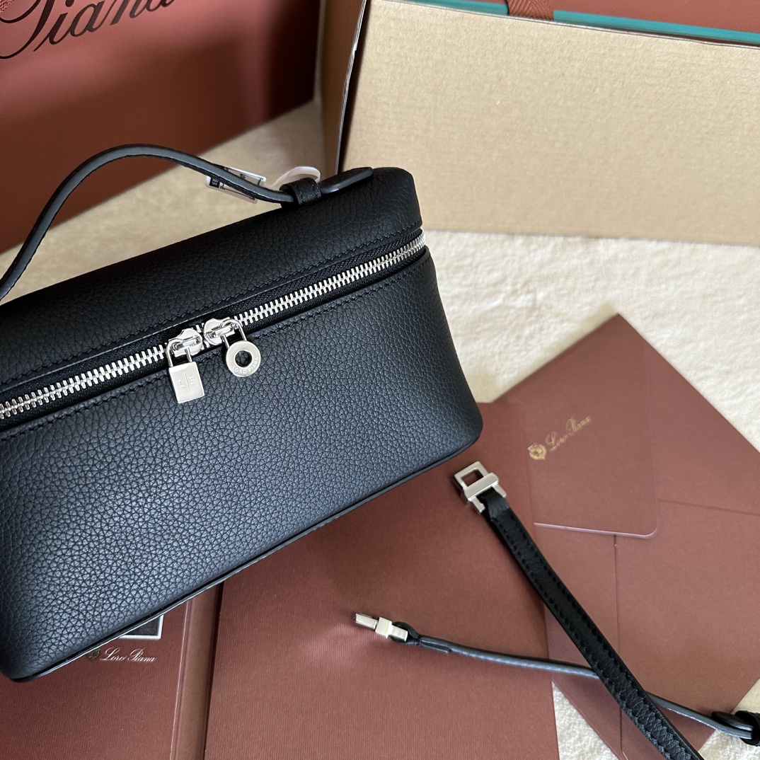 💰1160Loro pianaExtra Pocket L19 Clutch Calfskin / Item: FA8393Color: Cold IndigoProduct DetailsWide-opening pouch crafted from butter-soft calfskin. A detachable shoulder strap is included to create a versatile mini bag. Height:11cmWidth:19cmDepth:6.5cm*Size is measured by hand, if there is a slight error, please understandLeather handles with two-way zipper closure, with MyCharms ornamentBody Material:100% Cow LeatherLining:100% Sheep Leather-High Faux Factory