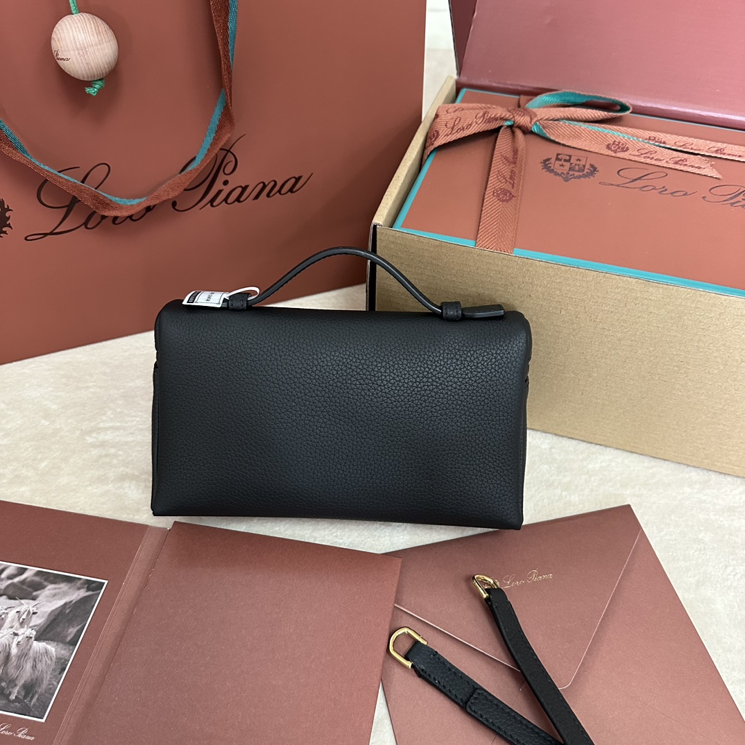 💰1160Loro pianaExtra Pocket L19 Clutch Bag Calfskin / Item : FA8393Color : Cold IndigoProduct DetailsPochette à ouverture latérale réalisée en cuir de veau doux comme du beurre. Une bandoulière amovible est incluse pour créer un mini sac polyvalent. Hauteur:11cmLargeur:19cmProfondeur:6,5cm*La taille est mesurée à la main, veuillez comprendre s'il y a une légère erreurPoignées en cuir avec fermeture à glissière à double sens, avec ornement MyCharmsMatériau du corps:100% cuir de vacheDoublure:100% cuir de mouton-Haut Faux Factory