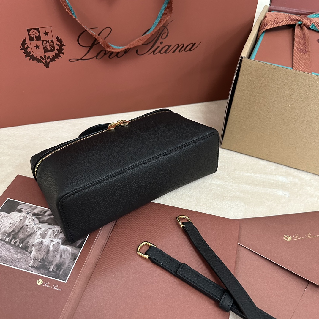 💰1160Loro pianaExtra Pocket L19 Clutch Bag Calfskin / Item : FA8393Color : Cold IndigoProduct DetailsPochette à ouverture latérale réalisée en cuir de veau doux comme du beurre. Une bandoulière amovible est incluse pour créer un mini sac polyvalent. Hauteur:11cmLargeur:19cmProfondeur:6,5cm*La taille est mesurée à la main, veuillez comprendre s'il y a une légère erreurPoignées en cuir avec fermeture à glissière à double sens, avec ornement MyCharmsMatériau du corps:100% cuir de vacheDoublure:100% cuir de mouton-Haut Faux Factory