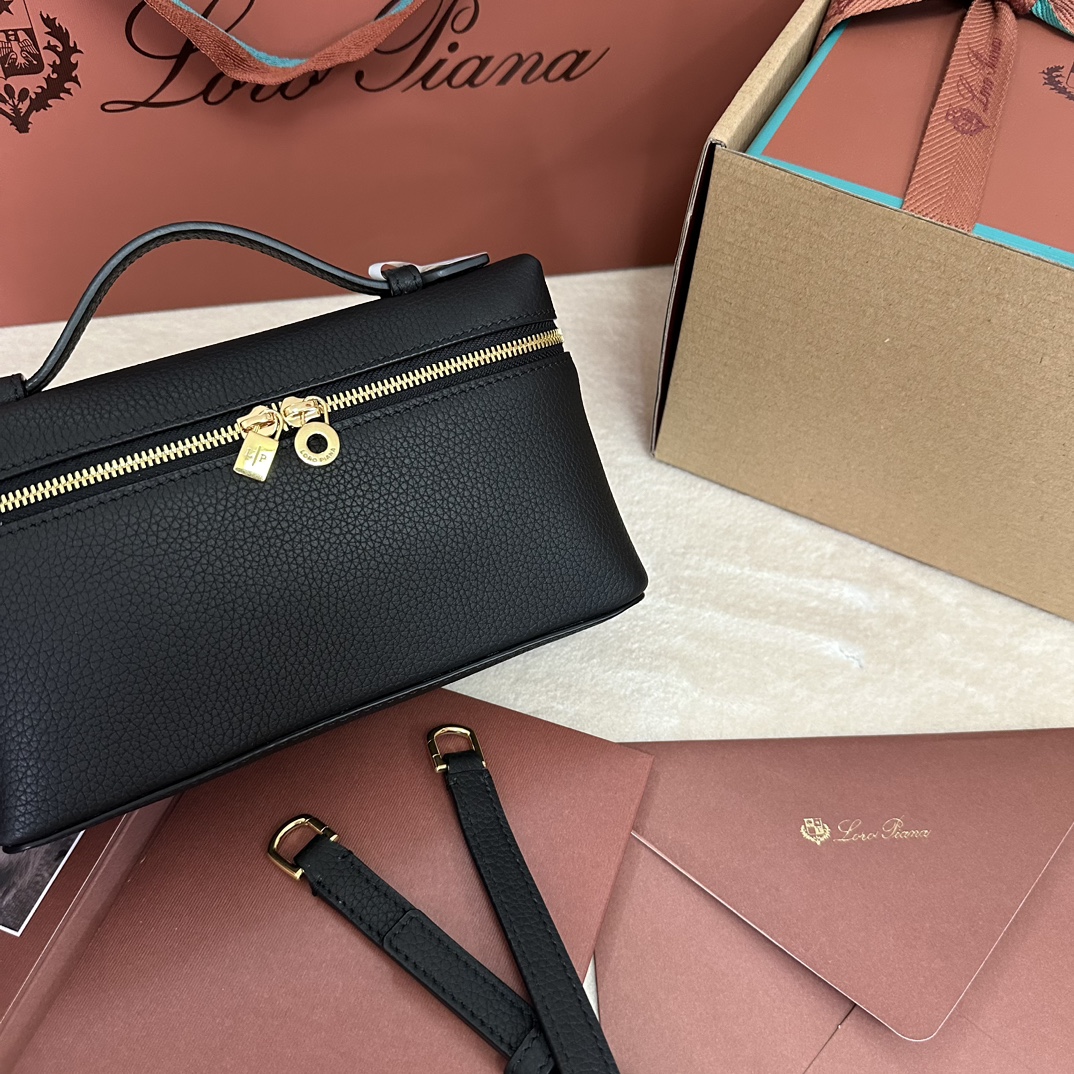 💰1160Loro pianaExtra Pocket L19 Clutch Bag Calfskin / Item : FA8393Color : Cold IndigoProduct DetailsPochette à ouverture latérale réalisée en cuir de veau doux comme du beurre. Une bandoulière amovible est incluse pour créer un mini sac polyvalent. Hauteur:11cmLargeur:19cmProfondeur:6,5cm*La taille est mesurée à la main, veuillez comprendre s'il y a une légère erreurPoignées en cuir avec fermeture à glissière à double sens, avec ornement MyCharmsMatériau du corps:100% cuir de vacheDoublure:100% cuir de mouton-Haut Faux Factory