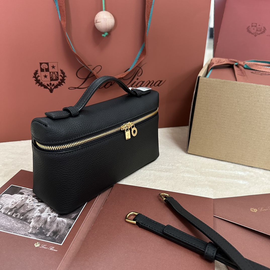 图片[3]-💰1160
Loro piana
Extra Pocket L19手拿包
小牛皮/货号:FAI8393
颜色：黑色 金扣
产品详情
宽开口小袋采用如黄油般柔软的小牛皮打造。随附可拆卸肩带，可打造出百搭迷你包袋。高度:11厘米宽度:19厘米深度:6.5厘米
*尺寸为手工测量，若有少许误差，敬请谅解皮革手柄
双向拉链开合，搭配MyCharms饰物主体材质:100%牛皮革里料:100%羊皮革-高仿包包