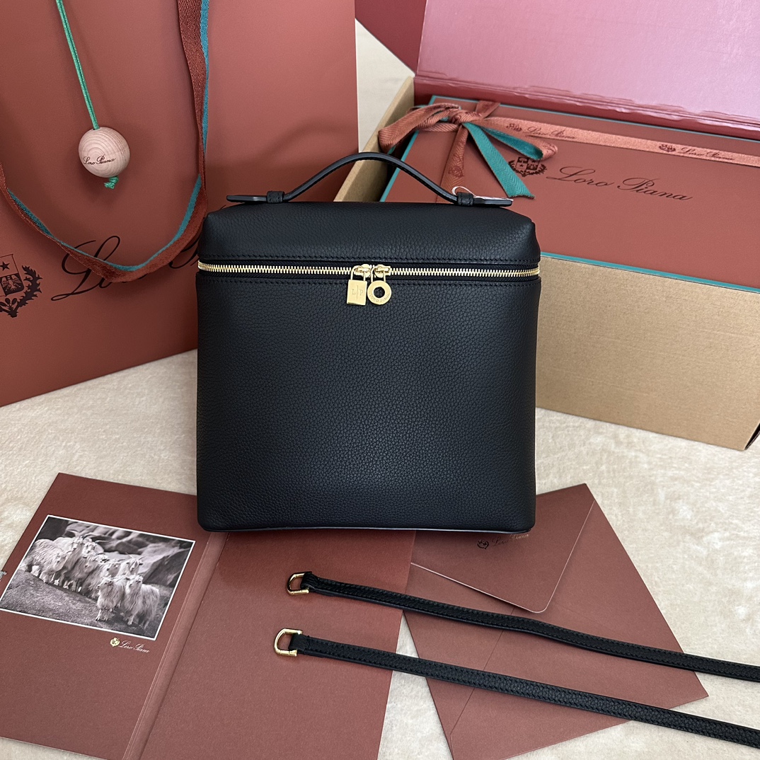 💰1360Loro pianaBolso de hombro Extra Pocket L23.5 Piel de becerro / Artículo: FAM6491 ¥ 50600Color: Negro Hebilla dorada Este bolso de hombro Extra Pocket de suave piel de becerro tiene un elegante aspecto trapezoidal. El ligero veteado natural da carácter a la bandolera y realza la suavidad de la piel. La practicidad de su diseño lo convierte en un accesorio ideal para el ajetreado día a día. Tamaño: Largo 21✖️Height 23.5✖️Width 8cmEl tamaño se mide a mano, por favor comprenda que hay un ligero error Asas de cuero con correa de hombroCierre de cremallera de dos vías, cabeza de la cremallera adornada con charms MY CharmsCuerpo: Piel de vacaForro: Piel de oveja-Bolsos de alta calidad