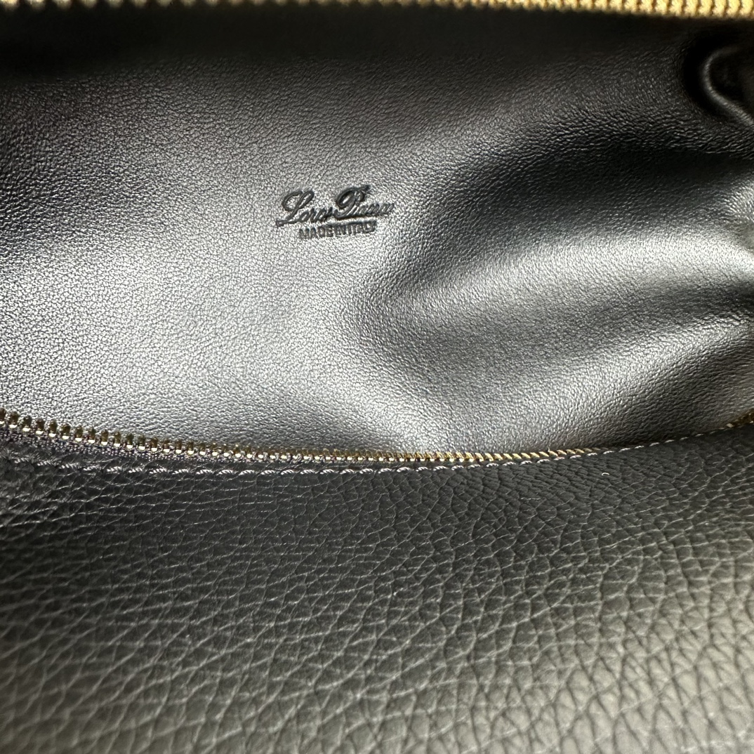 图片[9]-💰1360
Loro piana
Extra Pocket L23.5 双肩包
小牛皮/货号：FAM6491
¥50600
颜色：黑色 金扣
这款Extra Pocket 柔软小牛皮双肩包拥有别致的梯形外观。淡淡的自然粒面赋予双肩包个性，更增强了皮革的柔软度。实用发送了设计，使其成为繁忙日常得理想配件。
尺寸：长21✖️高23.5✖️宽8cm
尺寸为手工测量，若有少许误差，敬请谅解
皮革手柄配肩带
双向拉链开合，拉链头点缀 MY Charms 坠饰
主体：牛皮革
衬里：羊皮革-高仿包包