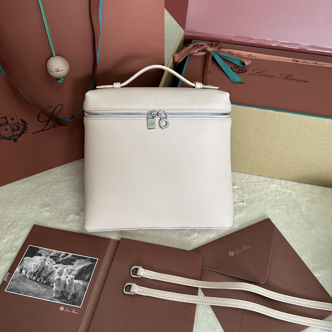 💰1360Loro pianaExtra Pocket L23.5 Shoulder Bag Calfskin / Item: FAM6491 ¥ 50600Color: Butter This Extra Pocket soft calf leather shoulder bag has a chic trapezoidal look. The light natural graining gives the shoulder bag character and enhances the softness of the leather. The practicality of the design makes it the ideal accessory for a busy day. Size: Length 21✖️Height 23.5✖️Width 8cmSize is measured manually, please understand that there is a slight error Leather handles with shoulder strapTwo-way zipper closure, zipper head embellished with MY Charms charmsBody: Cow LeatherLining: Sheep Leather-High-quality imitation factory