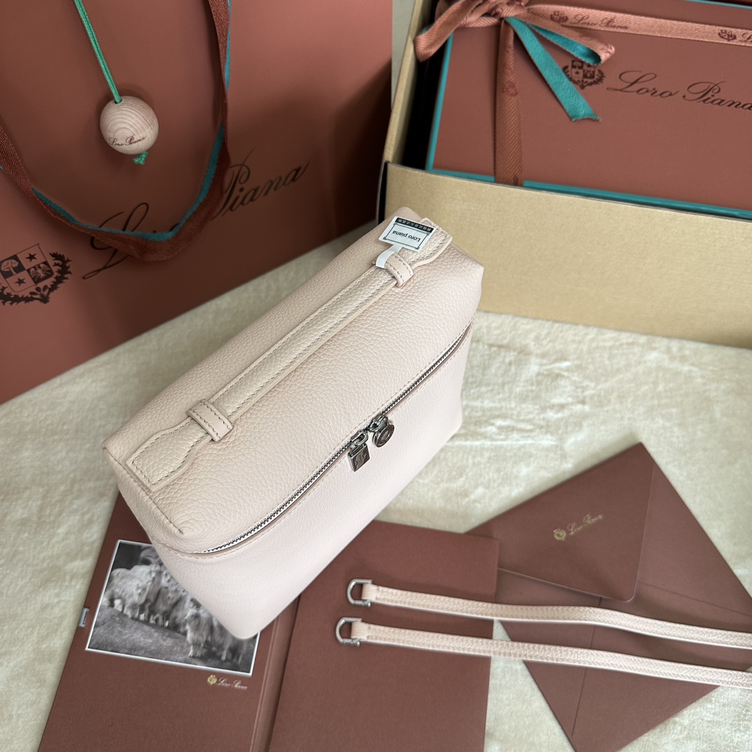 💰1360Loro pianaExtra Pocket L23.5 Shoulder Bag Calfskin / Item: FAM6491 ¥ 50600Color: Butter This Extra Pocket soft calf leather shoulder bag has a chic trapezoidal look. The light natural graining gives the shoulder bag character and enhances the softness of the leather. The practicality of the design makes it the ideal accessory for a busy day. Size: Length 21✖️Height 23.5✖️Width 8cmSize is measured manually, please understand that there is a slight error Leather handles with shoulder strapTwo-way zipper closure, zipper head embellished with MY Charms charmsBody: Cow LeatherLining: Sheep Leather-High-quality imitation factory