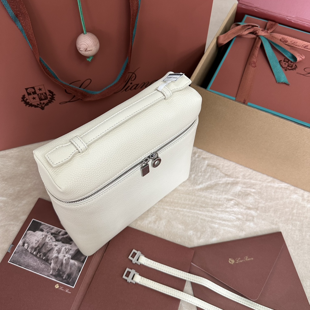 Image[3]-💰1360Loro pianaExtra Pocket L23.5 Shoulder Bag Calfskin / Item : FAM6491¥50600Color : Soft WhiteCe sac à bandoulière Extra Pocket en cuir de veau souple a un aspect trapézoïdal chic. Un léger grainage naturel donne du caractère au sac à bandoulière et renforce la douceur du cuir. Son aspect pratique en fait l'accessoire idéal pour une journée bien remplie. Dimensions:Longueur 21✖️Height 23.5✖️Width 8cmLes dimensions sont mesurées manuellement, veuillez comprendre qu'il y a une légère erreur Poignées en cuir avec bandoulièreFermeture à glissière à double sens, tête de la fermeture à glissière ornée de breloques MY CharmsCorps : Cuir de vachetteDoublure : Peau de mouton-Sacs de haute qualité