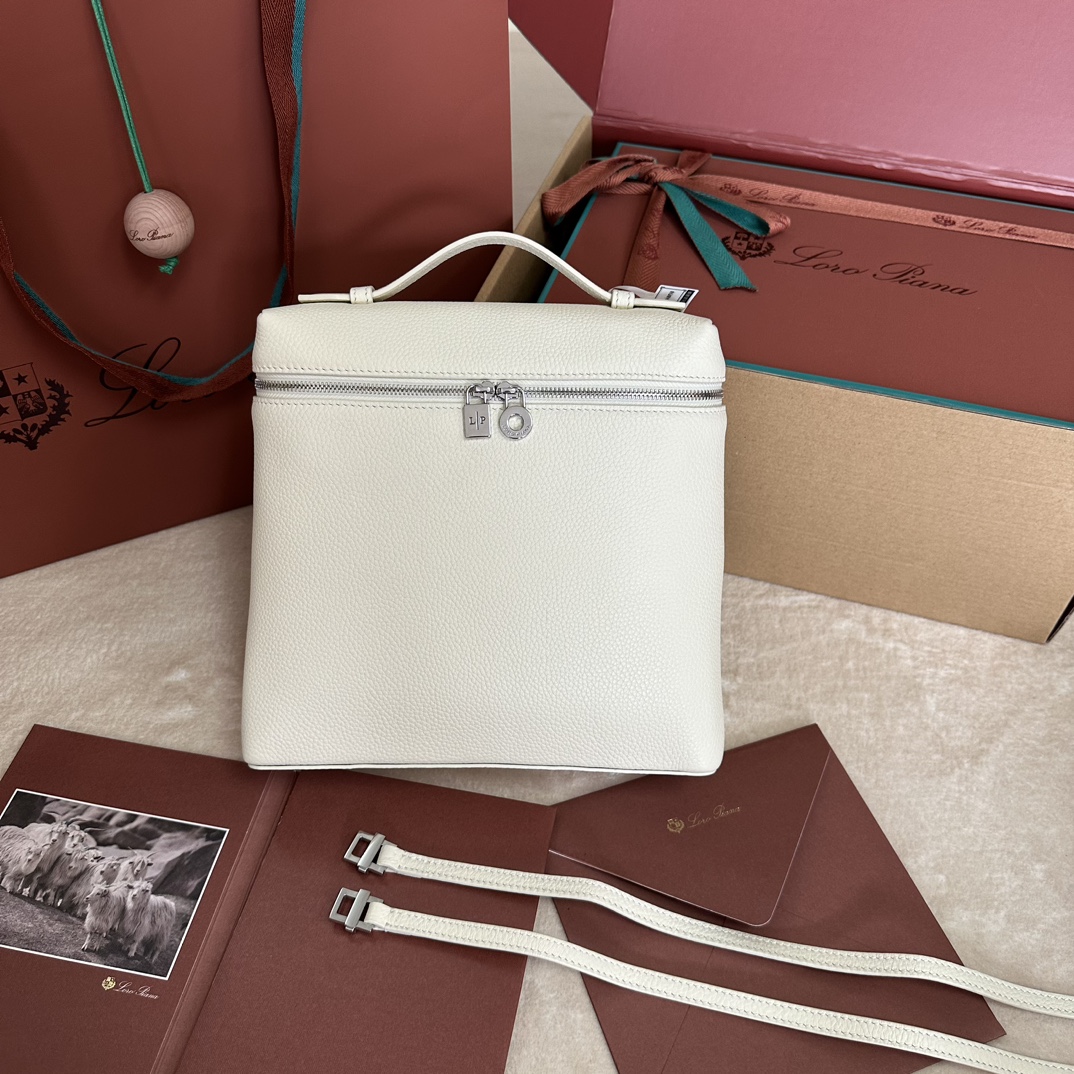 💰1360Loro pianaExtra Pocket L23.5 Shoulder Bag Calfskin / Item: FAM6491 ¥ 50600Color: Soft WhiteThis Extra Pocket soft calf leather shoulder bag has a chic trapezoidal look. Light natural graining gives the shoulder bag character and enhances the softness of the leather. The practicality of the design makes it the ideal accessory for a busy day. Size: Length 21✖️Height 23.5✖️Width 8cmSize is hand-measured, please understand if there is a slight errorLeather handle with shoulder strapBidirectional zipper closure, zipper head embellished with MY Charms charmsBody: Cow LeatherLining: Sheep Leather-High Fake Bags