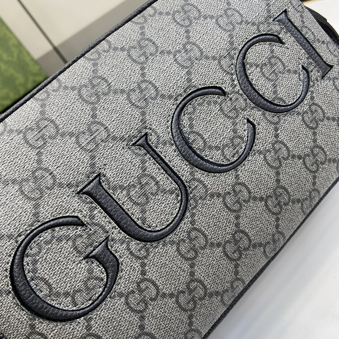 p960 La collection Gucci Mini Shoulder Bag Spring 2024 présente une nouvelle combinaison de tissus pour une série d'interprétations de bagages classiques dans un mélange de cuir et de toile Supreme, agrémenté des détails signature de la marque. Le logo Gucci appliqué est façonné en noir sur ce mini sac à bandoulière, contrastant avec le dos en toile Supreme GG gris et noir. Toile SupremePassepoil en cuir noirDoublure en coton et lin logo Gucci appliquéIntérieur : deux poches à rabat avec fermeture à boutonExtérieur : une poche ouvertePortes réglables (50 cm de haut)Fermeture à glissièreNo de modèle : 768391Dimensions : 14 (L) x 23,5 (l) x 6 cm (épais)Couleur : noir/greypvcCréation italiennePoids : environ 0,378 kg-Industrie à fort impact