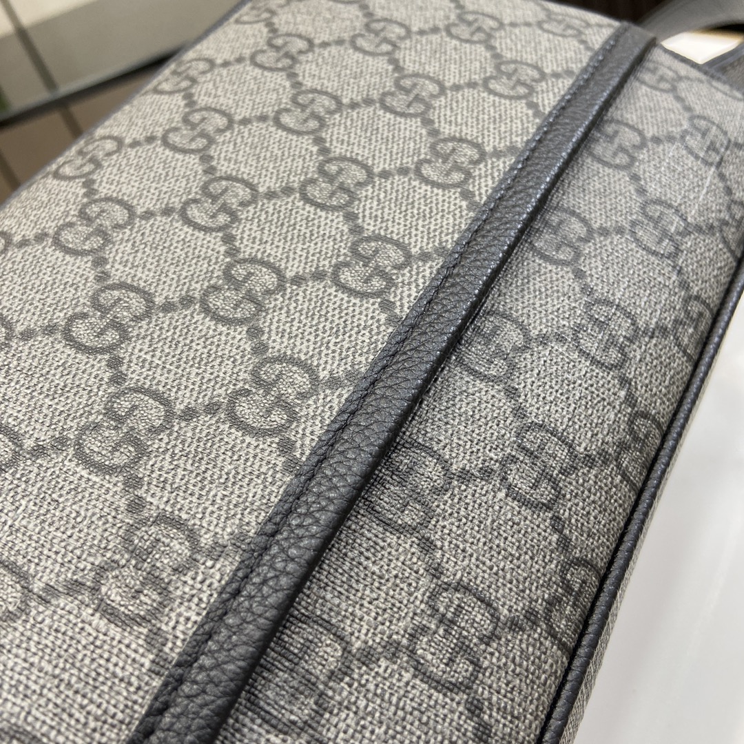 p960 A coleção Gucci Mini Shoulder Bag primavera 2024 apresenta uma nova combinação de tecidos para uma série de interpretações de malas clássicas numa mistura de pele e lona Supreme, embelezada com os detalhes de assinatura da marca. O logótipo Gucci aplicado é trabalhado em preto nesta mini bolsa de ombro, contrastando com o suporte de lona GG Supreme cinzento e preto GG cinzento e preto. Lona SupremeCanelado em pele pretaForro em algodão e linhoLogotipo Gucci aplicadoInterior: dois bolsos com aba com fecho de botãoExterior: um bolso abertoAlças de ombro ajustáveis (50 cm de altura)Fecho de correrModelo n.º: 768391Tamanho: 14 (C) x 23,5 (L) x 6 cm (Grosso)Cor: preto/cinzentoCriação italianaPeso: aprox. 0,378 kg-Fábrica de alto impacto