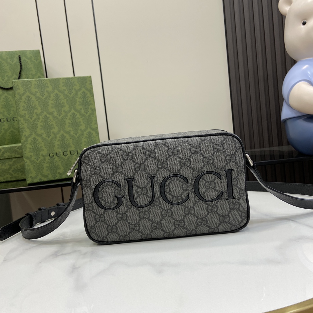 p960 A coleção Gucci Mini Shoulder Bag primavera 2024 apresenta uma nova combinação de tecidos para uma série de interpretações de malas clássicas numa mistura de pele e lona Supreme, embelezada com os detalhes de assinatura da marca. O logótipo Gucci aplicado é trabalhado em preto nesta mini bolsa de ombro, contrastando com o suporte de lona GG Supreme cinzento e preto GG cinzento e preto. Lona SupremeCanelado em pele pretaForro em algodão e linhoLogotipo Gucci aplicadoInterior: dois bolsos com aba com fecho de botãoExterior: um bolso abertoAlças de ombro ajustáveis (50 cm de altura)Fecho de correrModelo n.º: 768391Tamanho: 14 (C) x 23,5 (L) x 6 cm (Grosso)Cor: preto/cinzentoCriação italianaPeso: aprox. 0,378 kg-Fábrica de alto impacto