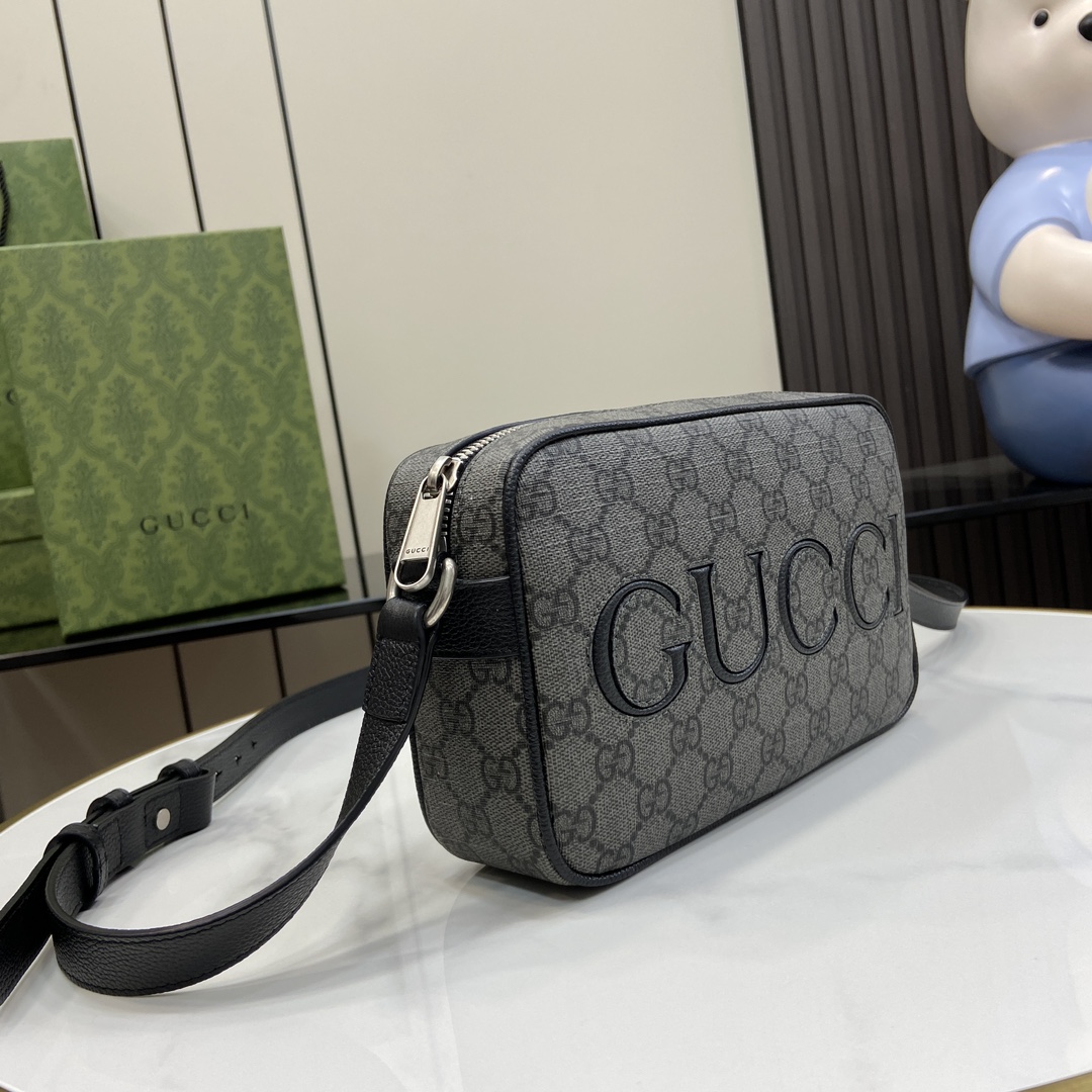 p960 A coleção Gucci Mini Shoulder Bag primavera 2024 apresenta uma nova combinação de tecidos para uma série de interpretações de malas clássicas numa mistura de pele e lona Supreme, embelezada com os detalhes de assinatura da marca. O logótipo Gucci aplicado é trabalhado em preto nesta mini bolsa de ombro, contrastando com o suporte de lona GG Supreme cinzento e preto GG cinzento e preto. Lona SupremeCanelado em pele pretaForro em algodão e linhoLogotipo Gucci aplicadoInterior: dois bolsos com aba com fecho de botãoExterior: um bolso abertoAlças de ombro ajustáveis (50 cm de altura)Fecho de correrModelo n.º: 768391Tamanho: 14 (C) x 23,5 (L) x 6 cm (Grosso)Cor: preto/cinzentoCriação italianaPeso: aprox. 0,378 kg-Fábrica de alto impacto