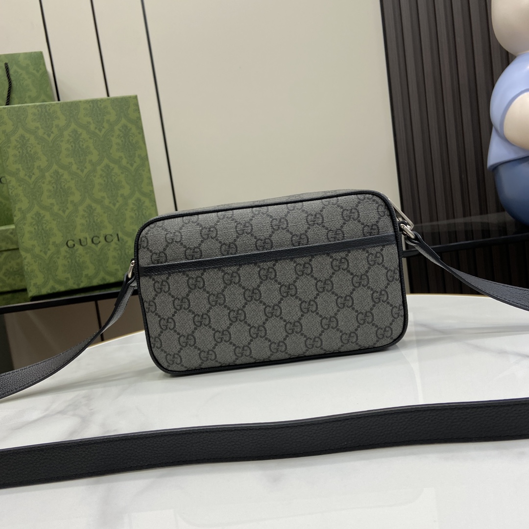 p960 A coleção Gucci Mini Shoulder Bag primavera 2024 apresenta uma nova combinação de tecidos para uma série de interpretações de malas clássicas numa mistura de pele e lona Supreme, embelezada com os detalhes de assinatura da marca. O logótipo Gucci aplicado é trabalhado em preto nesta mini bolsa de ombro, contrastando com o suporte de lona GG Supreme cinzento e preto GG cinzento e preto. Lona SupremeCanelado em pele pretaForro em algodão e linhoLogotipo Gucci aplicadoInterior: dois bolsos com aba com fecho de botãoExterior: um bolso abertoAlças de ombro ajustáveis (50 cm de altura)Fecho de correrModelo n.º: 768391Tamanho: 14 (C) x 23,5 (L) x 6 cm (Grosso)Cor: preto/cinzentoCriação italianaPeso: aprox. 0,378 kg-Fábrica de alto impacto