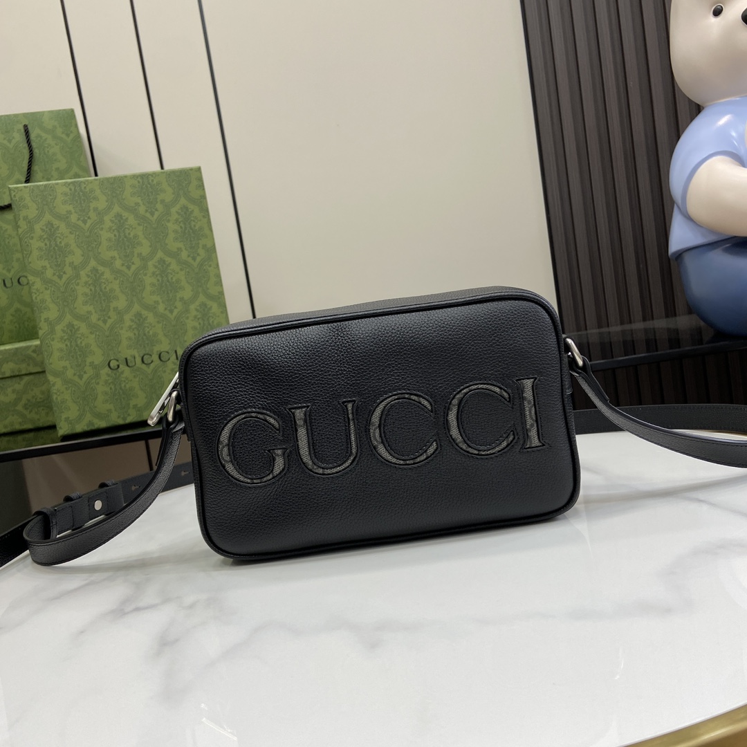 p1000🎁🎁The Gucci Mini Shoulder Bag Spring 2024 collection presents a new combination of fabrics for a series of classic luggage interpretations in a mix of leather and Supreme canvas embellished with the brand's iconic detailing On this mini shoulder bag, the Gucci appliqué logo is crafted in black contrasting with the gray and black GG Supreme canvas backing. Black GG Supreme canvas backing contrasts with gray and black GG Supreme canvasBlack leather pipingCotton and linen blend liningGucci appliqué logoInterior: two flap pockets with button closureExterior: one open pocketAdjustable shoulder straps (50cm high)Zipper closureModel: 768391Size: 14 (L) x 23.5 (W) x 6 cm (Thick)Color: Black/Italian CreationWeight: approx. 0.378 kg