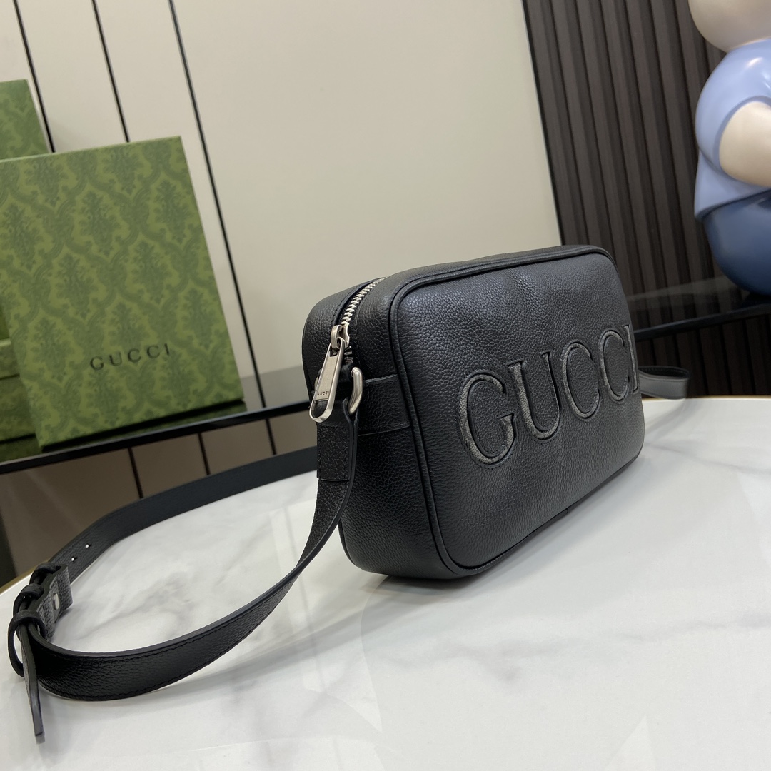 p1000🎁🎁The Gucci Mini Shoulder Bag Spring 2024 collection presents a new combination of fabrics for a series of classic luggage interpretations in a mix of leather and Supreme canvas embellished with the brand's iconic detailing On this mini shoulder bag, the Gucci appliqué logo is crafted in black contrasting with the gray and black GG Supreme canvas backing. Black GG Supreme canvas backing contrasts with gray and black GG Supreme canvasBlack leather pipingCotton and linen blend liningGucci appliqué logoInterior: two flap pockets with button closureExterior: one open pocketAdjustable shoulder straps (50cm high)Zipper closureModel: 768391Size: 14 (L) x 23.5 (W) x 6 cm (Thick)Color: Black/Italian CreationWeight: approx. 0.378 kg