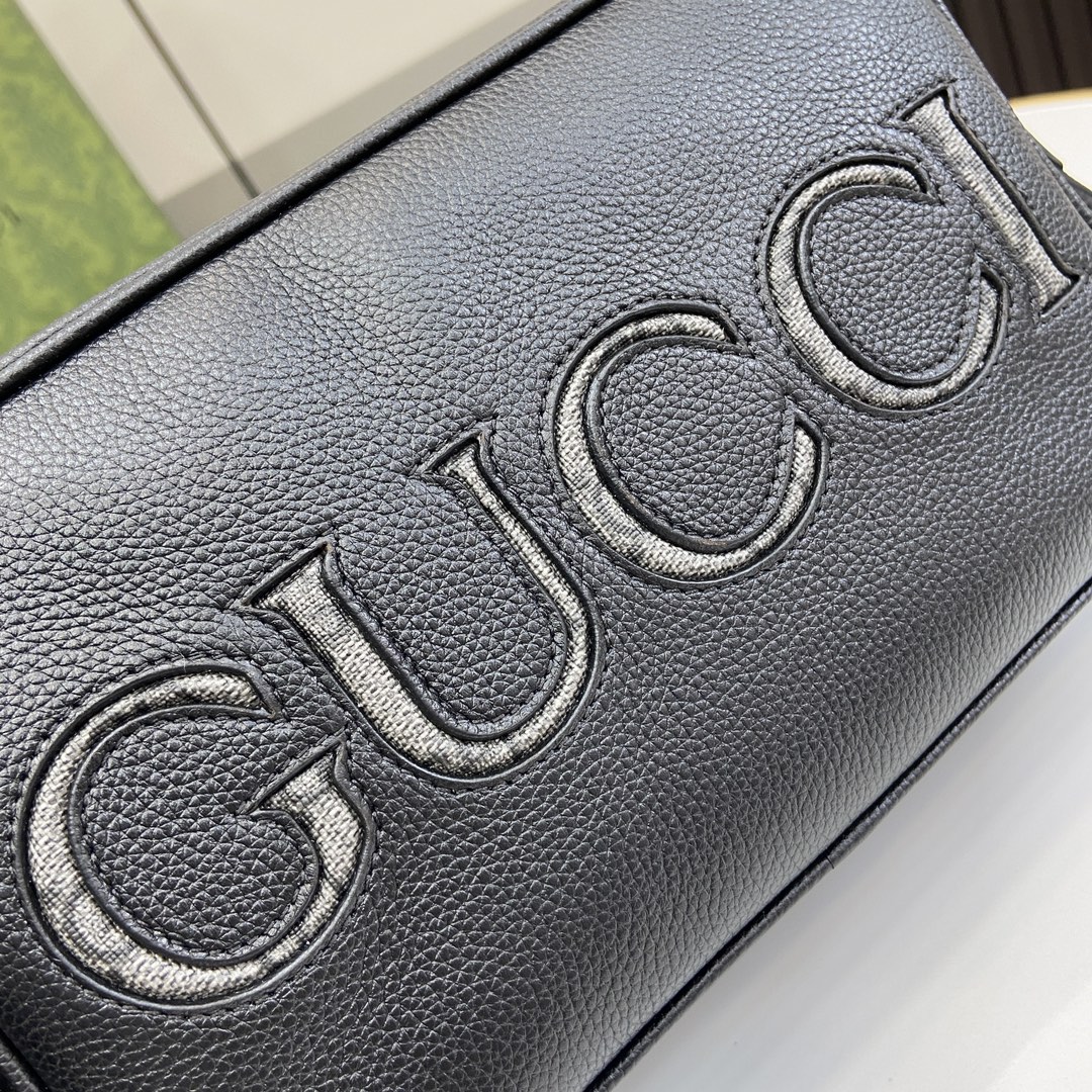 p1000🎁🎁The Gucci Mini Shoulder Bag Spring 2024 collection presents a new combination of fabrics for a series of classic luggage interpretations in a mix of leather and Supreme canvas embellished with the brand's iconic detailing On this mini shoulder bag, the Gucci appliqué logo is crafted in black contrasting with the gray and black GG Supreme canvas backing. Black GG Supreme canvas backing contrasts with gray and black GG Supreme canvasBlack leather pipingCotton and linen blend liningGucci appliqué logoInterior: two flap pockets with button closureExterior: one open pocketAdjustable shoulder straps (50cm high)Zipper closureModel: 768391Size: 14 (L) x 23.5 (W) x 6 cm (Thick)Color: Black/Italian CreationWeight: approx. 0.378 kg