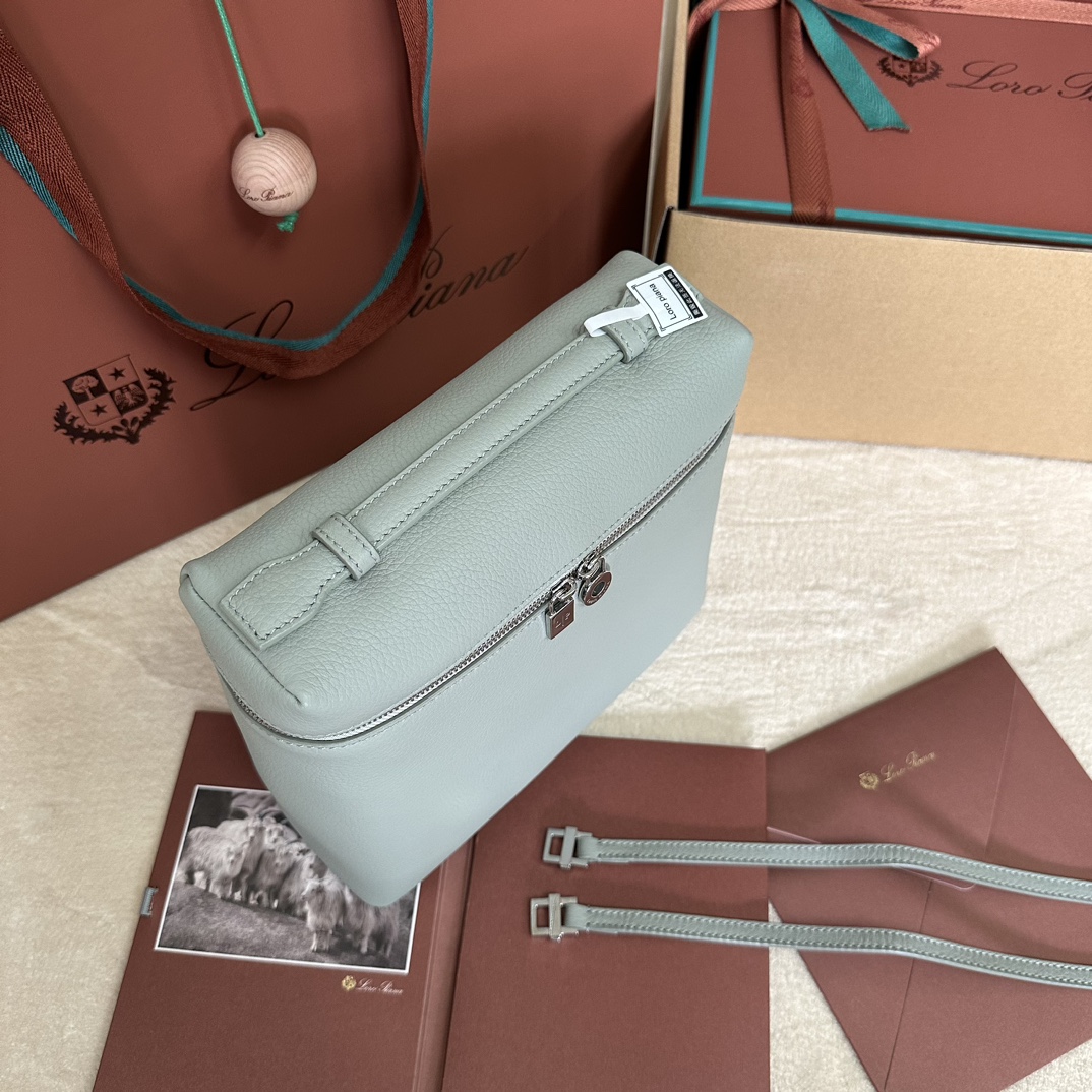 💰1360Loro pianaExtra Pocket L23.5 Shoulder Bag Calfskin / Item : FAM6491 ¥ 50600Color : Pale Frankincense Gold BuckleCe sac à bandoulière Extra Pocket en cuir de veau souple a un aspect trapézoïdal chic. Un léger grainage naturel donne du caractère au sac à bandoulière et renforce la souplesse du cuir. Son aspect pratique en fait un accessoire idéal pour le quotidien. Dimensions:Length21✖️Height23.5✖️Width8cmDimensions sont mesurées manuellement, veuillez comprendre qu'il y a une légère erreur Poignées en cuir avec bandoulièreFermeture à glissière à double sens, tête de la fermeture à glissière ornée de breloques MY CharmsCorps : Cuir de vachetteDoublure : Cuir de mouton-Imitation d'usine de haute qualité