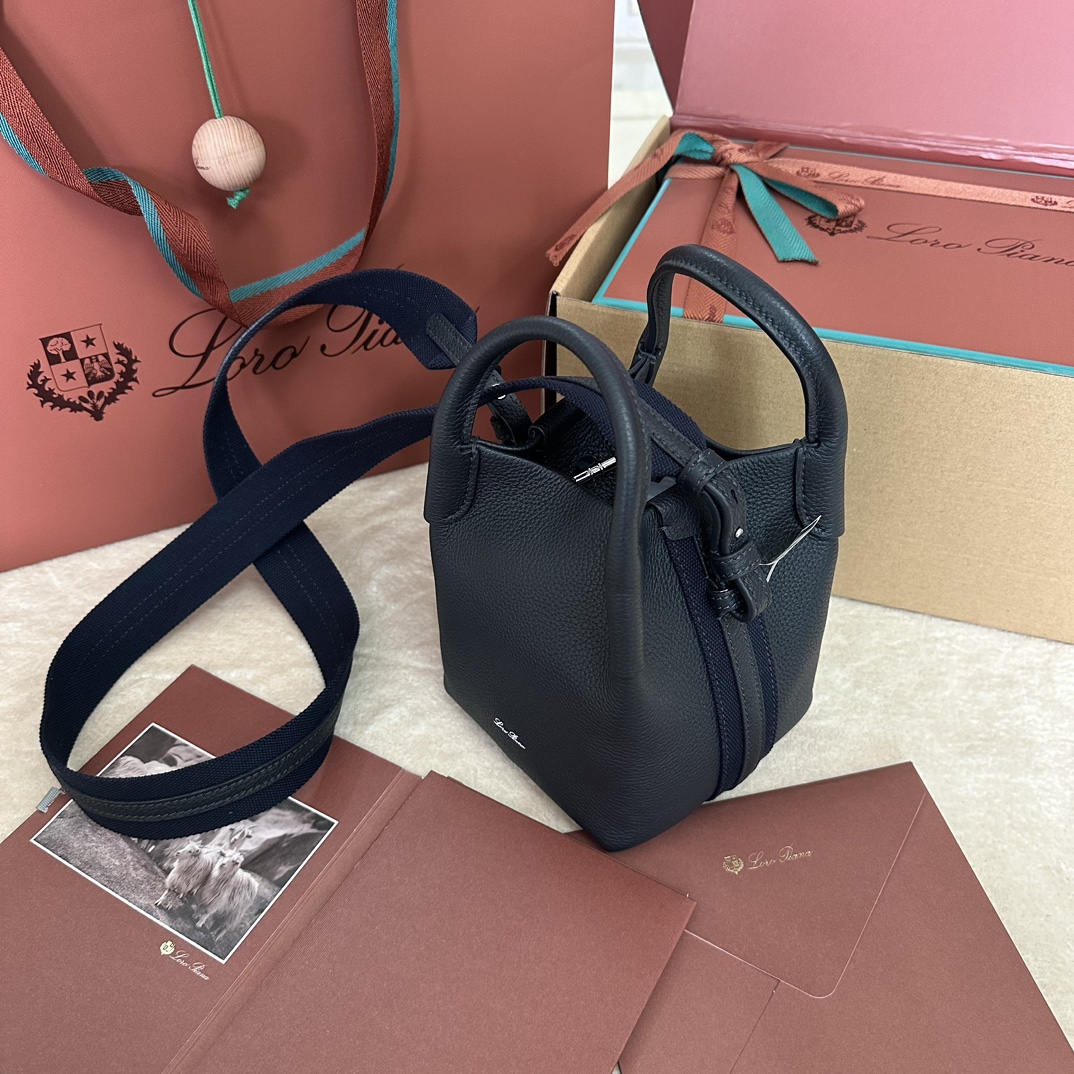 🐠Loro piana Small Bucket Bale Mini Handbagカラー：マーブルピンクBaleバッグの控えめなエレガンスと記念碑的なスタイルは、Loro pianaの独特な伝統をまたひとつ証明しています。四角いフォルムと、カシミヤを重ねるための大きな束に由来する名前は、ロロ・ピアーナの上質なクラフトマンシップへのこだわりを表しています。ボディは非常にソフトなナチュラルグレインのカーフレザー製。サイズ：長さ16✖️14✖️23CM-ハイファッションファクトリー