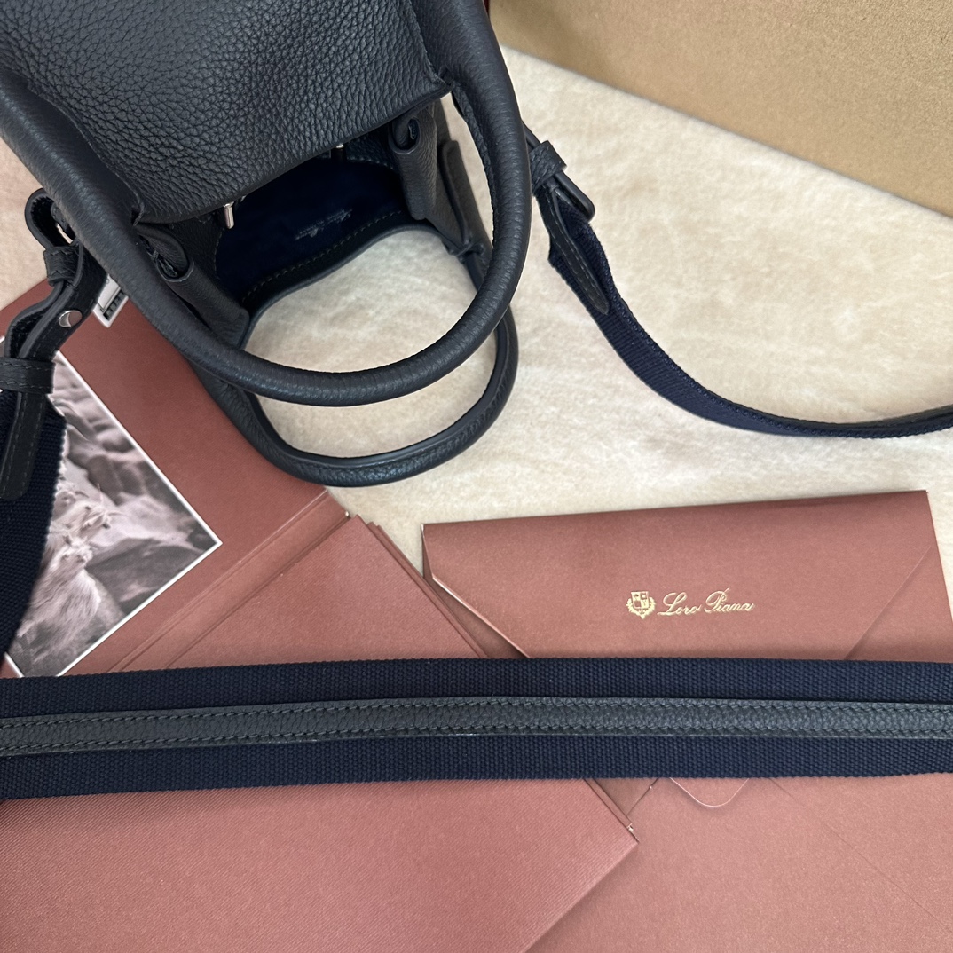 🐠Loro piana Small Bucket Bale Mini Handbagカラー：マーブルピンクBaleバッグの控えめなエレガンスと記念碑的なスタイルは、Loro pianaの独特な伝統をまたひとつ証明しています。四角いフォルムと、カシミヤを重ねるための大きな束に由来する名前は、ロロ・ピアーナの上質なクラフトマンシップへのこだわりを表しています。ボディは非常にソフトなナチュラルグレインのカーフレザー製。サイズ：長さ16✖️14✖️23CM-ハイファッションファクトリー